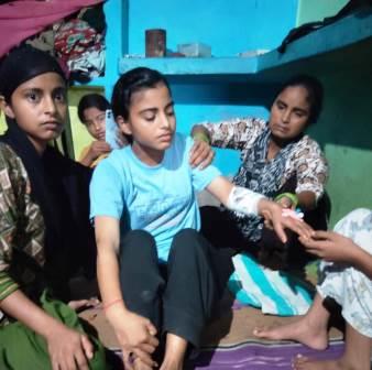 सादाबाद : बंदरों के हमले में किशोरी घायल, बिसावर क्षेत्र के गांव नगला छत्ती में छत पर झाड़ू लगा रही किशोरी पर बोला हमला