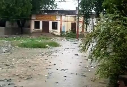 सादाबाद : बारिश के बाद घरों में घुसा पोखर का पानी, बिसावर क्षेत्र के गांव पचावरी में लगातार हुई बारिश से बिगड़े हालात, जनजीवन प्रभावित