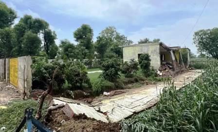 सादाबाद : बारिश के दौरान गिरी स्वास्थ्य केंद्र की बाउंड्री