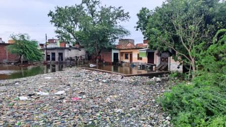 मुरसान : लगातार बारिश से मुरसान के खाई मोहल्ले में जलभराव, 20 घरों में घुसा पानी, लोग छतों पर रहने को मजबूर