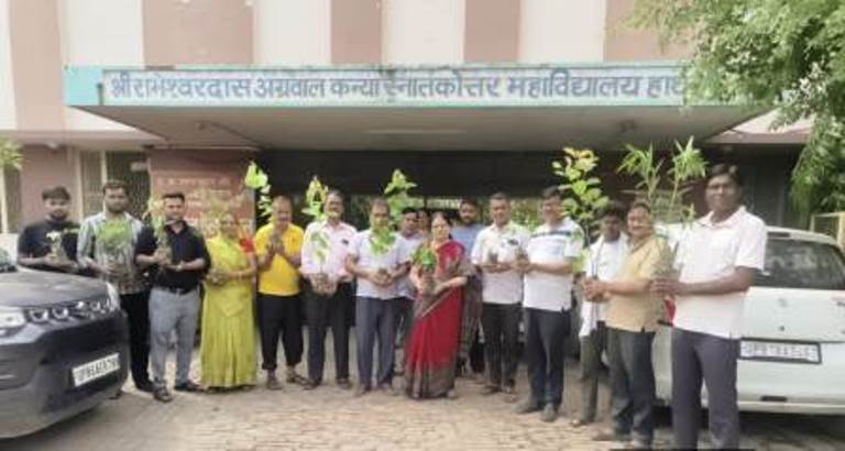 कन्या महाविद्यालय में एक वृक्ष मां के नाम अभियान के तहत हुआ वृक्षारोपण