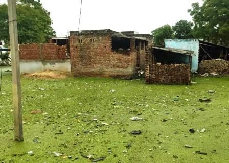 सादाबाद : घरों तक पहुंचा पोखर का गंदा पानी, लगातार बारिश के बाद घाटमपुर में बिगड़े हालात, ग्रामीणों की नींद खराब
