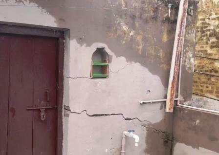 सादाबाद : आकाशीय बिजली गिरने मकान की दीवारें चटकी, सहपऊ के गांव महरारा की घटना, धमाके की आवाज से ग्रामीण घबराए