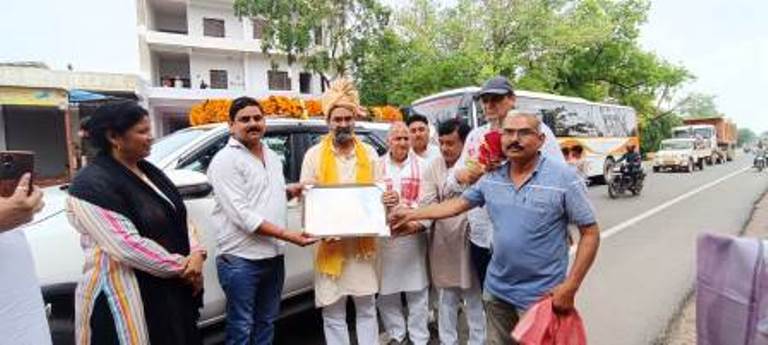 सादाबाद : किसान मोर्चा प्रदेश अध्यक्ष का भव्य स्वागत, कार्यकर्ताओं में दिखा उत्साह, जिम्मेदारी मिलने के बाद पहली बार पहुंचे सादाबाद