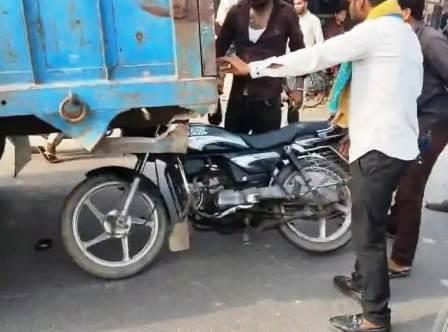 सादाबाद : अचानक ब्रेक लगने से ट्राली से टकराया बाइक सवार, हाथरस रोड पर साइकिल सवार को बचाने के चक्कर में हुआ हादसा, बाइक क्षतिग्रस्त