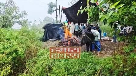 हाथरस से सामने आई अव्यवस्थाओं की अमानवीय तस्वीर, श्मशान घाट में तिरपाल के नीचे जलानी पड़ीं चिताएं