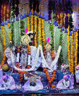 श्री बिहारी जी महाराज मंदिर में संपन्न हुई गोवर्धन लीला, कल होंगे बाबा अमरनाथ जी के दिव्य दर्शन