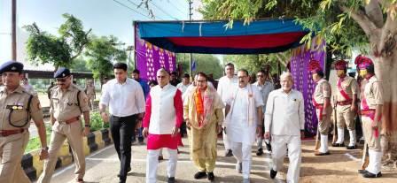 मंत्री धर्मवीर प्रजापति ने किया वृक्षारोपण महायज्ञ का शुभारंभ, बोले— ‘एक पेड़ माँ के नाम’ भावी पीढ़ियों के सुरक्षित भविष्य का संकल्प