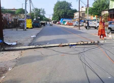 सादाबाद : सड़क पर गिरा जर्जर विद्युत पोल, आगरा गेट स्थित लवानियां प्रिंटिंग प्रेस के निकट गिरा जर्जर पोल, हादसा टला