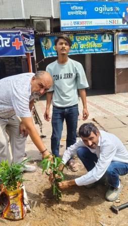पर्यावरण सुरक्षा संस्थान ने चलाया वृक्षारोपण अभियान, विभिन्न स्थानों पर लगाए पौधे
