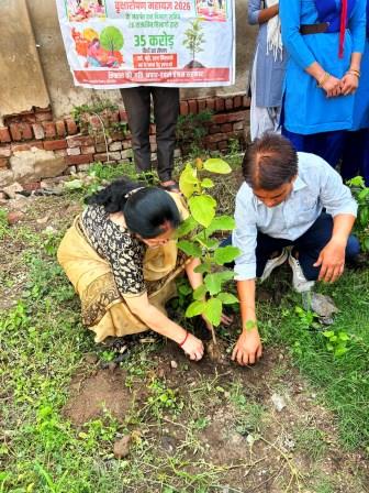 आरडी कॉलेज में एक वृक्ष माँ के नाम अभियान के तहत हुआ पौधरोपण