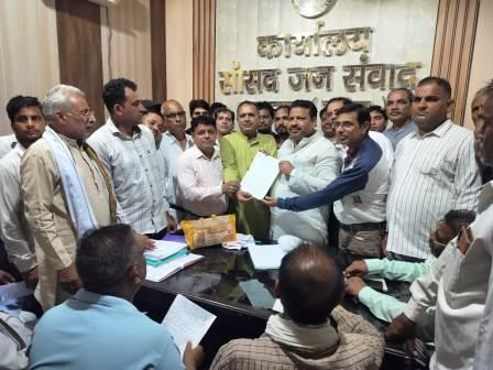 टीईटी से पूर्व नियुक्त शिक्षकों को अनिवार्यता से मुक्त करने की मांग, राष्ट्रीय शैक्षिक महासंघ ने सांसद अनूप प्रधान को सौंपा ज्ञापन