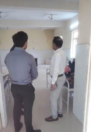 मुख्य चिकित्साधिकारी ने सीएचसी सासनी का किया औचक निरीक्षण, अनुपस्थित कर्मचारियों के वेतन पर लगाई रोक