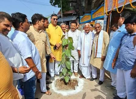 सादाबाद : यात्री प्रतीक्षालय और आरओ प्याऊ का लोकार्पण, कार्यकम में मौजूद सांसद अनूप प्रधान और विधायक गुड्डू चौधरी