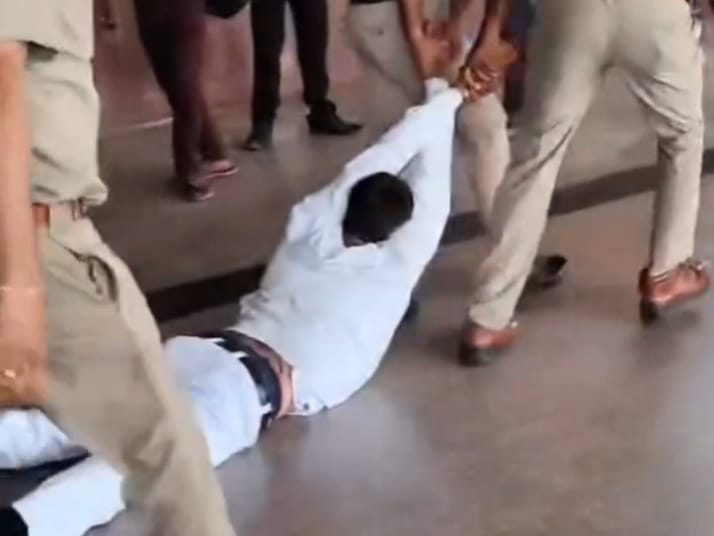 आगरा कैंट स्टेशन पर RPF और रेलवे अधिकारी के बीच विवाद, स्टेशन उपाधीक्षक को पीटा, घसीटते हुए ले गए थाने, वायरल वीडियो के बाद 5 कर्मी निलंबित