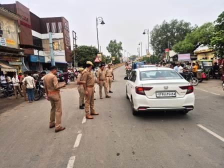 हाथरस में पुलिस का विशेष चेकिंग अभियान, 150 वाहनों के चालान, 16 वाहन सीज