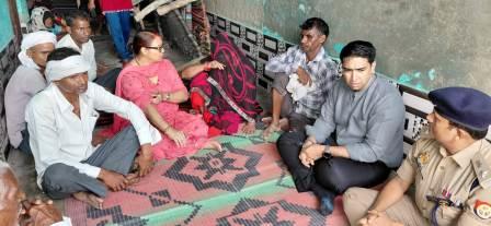 सदर विधायक ने दिया पीड़ित परिवार को दी आर्थिक सहायता, डीएम व एसपी बोले शासन पीड़ित परिवार के साथ पूरी संवेदनशीलता के साथ है खड़ा