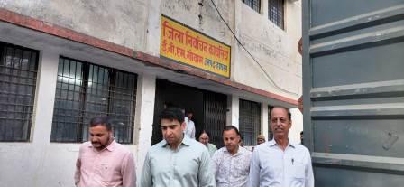 बिहार से आई ईवीएम वेयरहाउस में सुरक्षित रखी गईं, राजनीतिक दलों की मौजूदगी में पूरी हुई प्रक्रिया