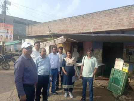 हाथरस में खाद्य सुरक्षा विभाग का विशेष अभियान, डेयरियों से 18 नमूने लिए, मीट व फास्ट-फूड दुकानों की हुई जांच