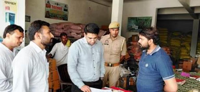 खाद की कालाबाजारी बर्दाश्त नहीं होगी, डीएम अतुल वत्स ने विक्रेताओं को दी चेतावनी, ई-पॉस और स्टॉक व्यवस्था दुरुस्त रखने के निर्देश