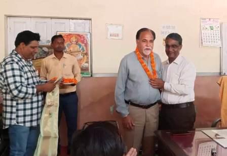 सादाबाद : डॉ. आमौरिया का जोरदार स्वागत, माध्यमिक शिक्षक संघ ने शिक्षक विधान परिषद के लिए उन्हें बनाया है प्रत्याशी
