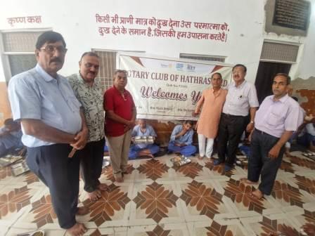 रोटरी क्लब ऑफ हाथरस गोल्ड ने अपना घर आश्रम मेंकराया भोजन