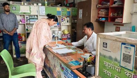सादाबाद : एसडीएम ने किया खाद की दुकानों का निरीक्षण, किसानों को निर्धारित मूल्य उर्वरक बिक्री करने, किसानों से खतौनी, मोबाइल नंबर लेने के निर्देश