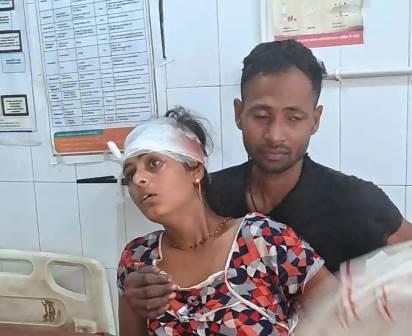 सादाबाद : निर्माणाधीन मकान से गिरी महिला घायल, चमरपुरा गांव में हुआ हादसा, छत पर ईंट लेकर जा रही थी महिला