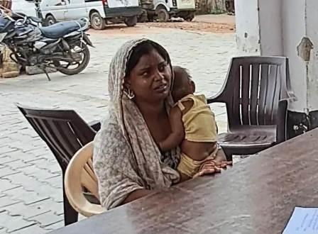 सादाबाद : महिला को मारपीट कर घर से निकाला, नशे में बेल्ट से मारपीट कर आठ माह की बच्ची सहित महिला को किया घर से बाहर