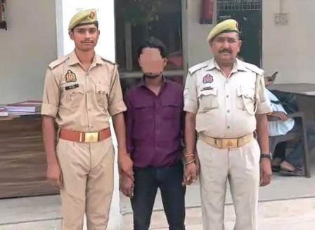 सादाबाद : देशी शराब सहित एक दबोचा, सिखरा मार्ग पर चेकिंग के दौरान पुलिस के हत्थे चढ़ा युवक