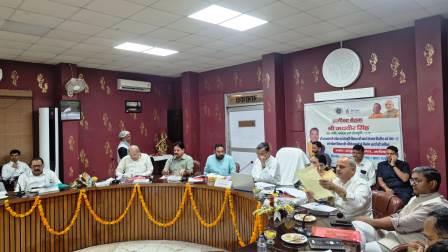 दाऊजी मंदिर ऑडिटोरियम समेत कई परियोजनाओं को मिली स्वीकृति, समीक्षा बैठक के दौरान कैबिनेट मंत्री जयवीर सिंह ने दी मंजूरी