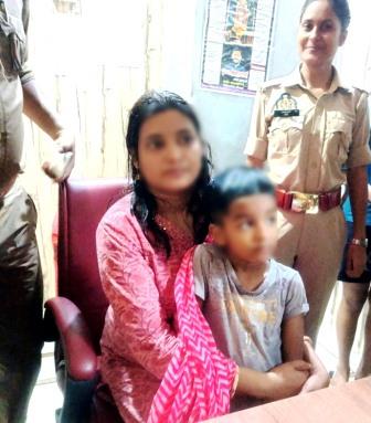 सिकंदराराऊ पुलिस ने 45 मिनट में ढूंढ निकाला लापता मासूम, सकुशल परिजनों के किया सुपुर्द
