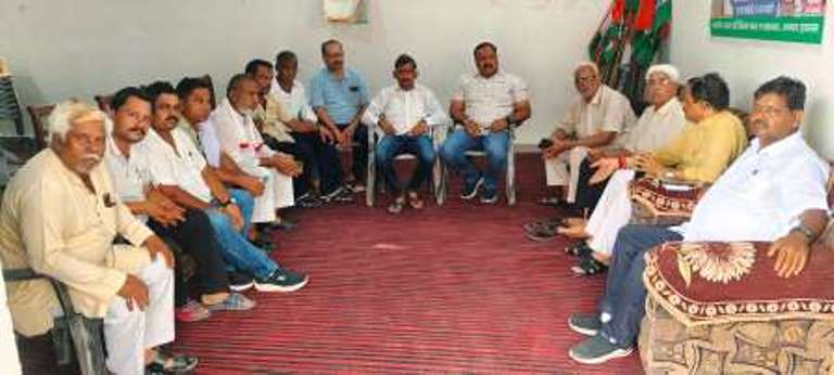 सादाबाद : बूथ सम्मेलन की तैयारियों को लेकर भाजपा की बैठक संपन्न, चेयरमैन हेमलता अग्रवाल के कार्यालय पर जुटे वरिष्ठ पदाधिकारी, 22 जुलाई को उत्सव गार्डन सादाबाद में होने वाले विस के बूथ अध्यक्ष सम्मेलन को सफर बनाने के लिए हुआ मंथन
