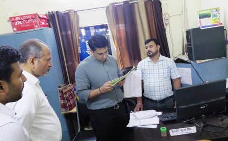 विकास भवन में डीएम का छापा, अनुपस्थित अधिकारियों-कर्मचारियों पर होगी कार्रवाई, बोले : लापरवाही किसी कीमत पर बर्दाश्त नहीं