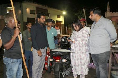 देर रात सड़कों पर उतरीं पालिकाध्यक्ष श्वेता चौधरी, बोलीं : सफाई में लापरवाही किसी कीमत पर बर्दाश्त नहीं