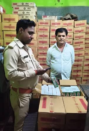 आबकारी विभाग ने किया शराब की दुकानों का निरीक्षण, ई-पॉस मशीन से बेचने के निर्देश