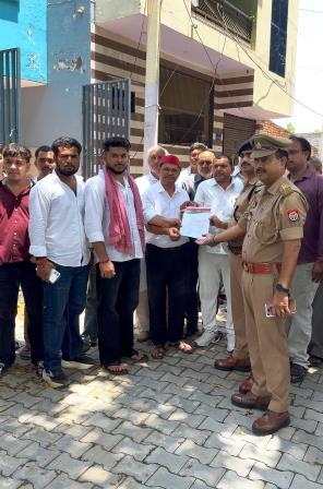 दिल्ली में छात्र-छात्राओं के साथ लाठीचार्ज के विरोध में सपाइयों ने सौंपा ज्ञापन