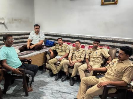 अखिलेश यादव की गिरफ्तारी की सूचना के बाद हाथरस में सपा नेता काके को पुलिस ने घर पर रोका