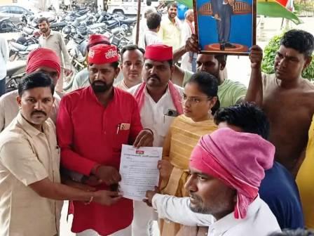 सादाबाद : जुलूस निकालकर सरकार के खिलाफ नारेबाजी, सपा मुखिया से कथित धक्का मुक्की को लेकर सपा लोहिया वाहिनी ने सौंपा ज्ञापन