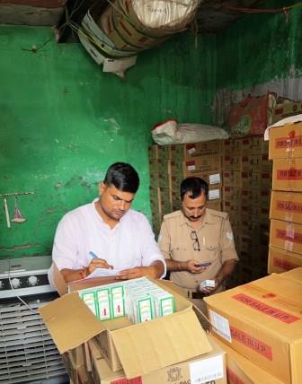 सिकन्दराराऊ : आबकारी विभाग की सघन कार्रवाई, शराब दुकानों का औचक निरीक्षण, गांव और ढाबों पर भी की गई चेकिंग