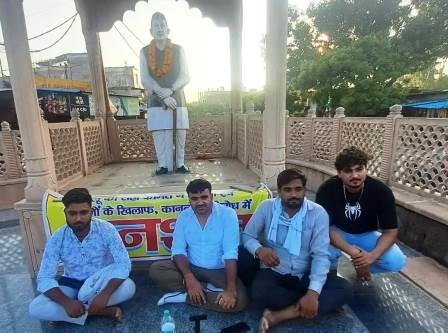 सादाबाद : अनशन पर बैठे आलू किसान, आलू के उचित दाम दिए जाने, किसानों विरोधी कानूनों को वापस लेने की मांग