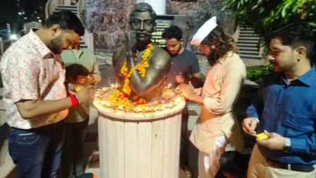 विश्व हिंदू परिषद व बजरंग दल ने शहीद चंद्रशेखर आजाद को दी श्रद्धांजलि, गौ सम्मान अभियान को लेकर किया जनजागरण