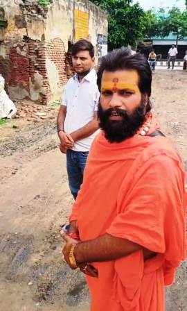 सिकन्दराराऊ के प्राचीन रामबाग परिसर पहुंचे नागा साधु, किया निरीक्षण; मुख्यमंत्री तक मामला पहुंचाने की कही बात