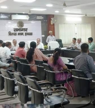 हाथरस में जिला कौशल विकास समिति की समीक्षा बैठक आयोजित, निर्धारित समय में लक्ष्य पूरे करने के निर्देश