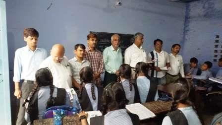 सासनी : विश्व हिंदू परिषद-बजरंग दल ने चलाया ‘गो सम्मान आह्वान अभियान’, विद्यालयों में कराया हस्ताक्षर अभियान