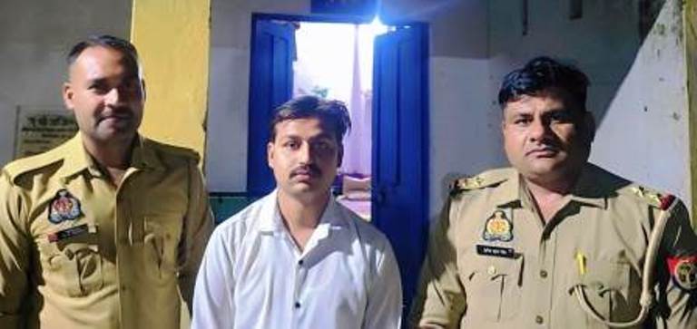 सादाबाद : गौसेवक जतिन सारस्वत हाउस अरेस्ट, दिल्ली के जंतर मंतर रवाना होने से पहले पुलिस ने की कार्रवाई