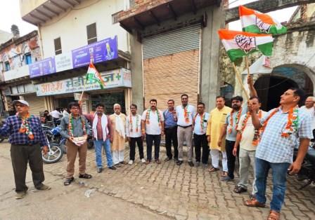 केंद्रीय शिक्षा मंत्री के इस्तीफे पर हाथरस कांग्रेस ने निकाला विजय जुलूस, मिठाई बांटकर जताई खुशी