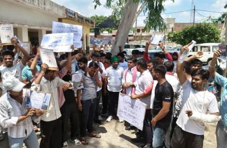 सादाबाद : सपाईयों ने एडीओ पंचायत को सौंपा ज्ञापन, पूर्व जिलाध्यक्ष मनोज यादव के नेतृत्व में।सरकार के खिलाफ नारेबाजी, प्रदर्शन