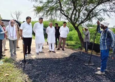 सादाबाद : विधायक ने परखी सड़क निर्माण की गुणवत्ता, कुम्हरई से अनगदा तक चल रहा है सड़क निर्माण कार्य