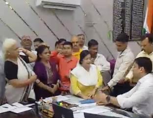 3.5 लाख से अधिक हस्ताक्षरों के साथ गौ सम्मान आवाहन अभियान का ज्ञापन जिलाधिकारी को सौंपा